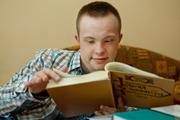 Перший українець із синдромом Дауна, який здобув вищу освіту, тепер має роботу!