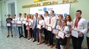 Наші школярі отримали сертифікати стипендіата від Хмельницької міської ради.