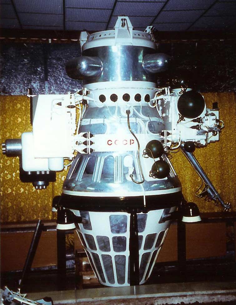 Сигнал луна 10. Межпланетная станция Луна-10. Первый искусственный Спутник Луны Луна-10. Луна-10 космический аппарат. Луна 10 искусственный Спутник.