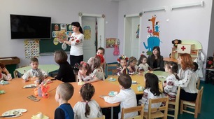 Презентація.Пасхальний зайчик.Виховувати естетичне ставлення до тварин через зображення їх образів у нестандартній техніці! Залучати батьків і дітей до співпра