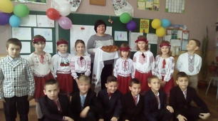 Сценарій  виховного заходу «Родинне свято у початковій школі  «Тато і мама – два сонця гарячих».