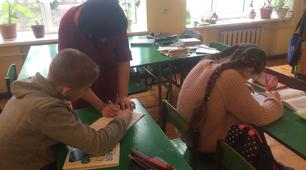 Наполегливо працюють семикласники на уроках хімії