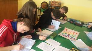Цікаво і наполегливо  працюють учні на уроках хімії