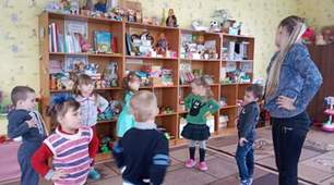 Заняття з Малювання в другій молодшій групі "Ялинка  для зайців"