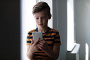81% дітей навчаються дистанційно через мобільні телефони - результати опитування