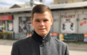 Гарний приклад сусідам: директор школи влаштував прибирання та дезінфекцію під'їзду