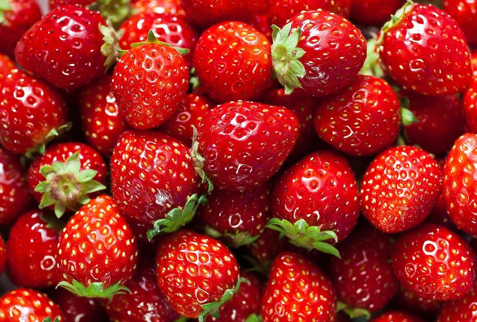 Aldi is selling massive cheap 1kg tubs of strawberries for this ...